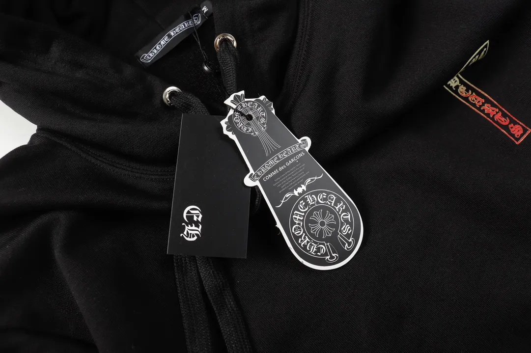 M30—P210 -Chrome Hearts/Chrome Hearts printed sweatshirt cardigan jacket -420 grams of high-density, high-quality wool, soft, delicate and skin-friendly, soft and silky to the touch, warm and skin-friendly -The hardware zipper accessories are all customized and full of details -Colour: black white -Size: S M L XL